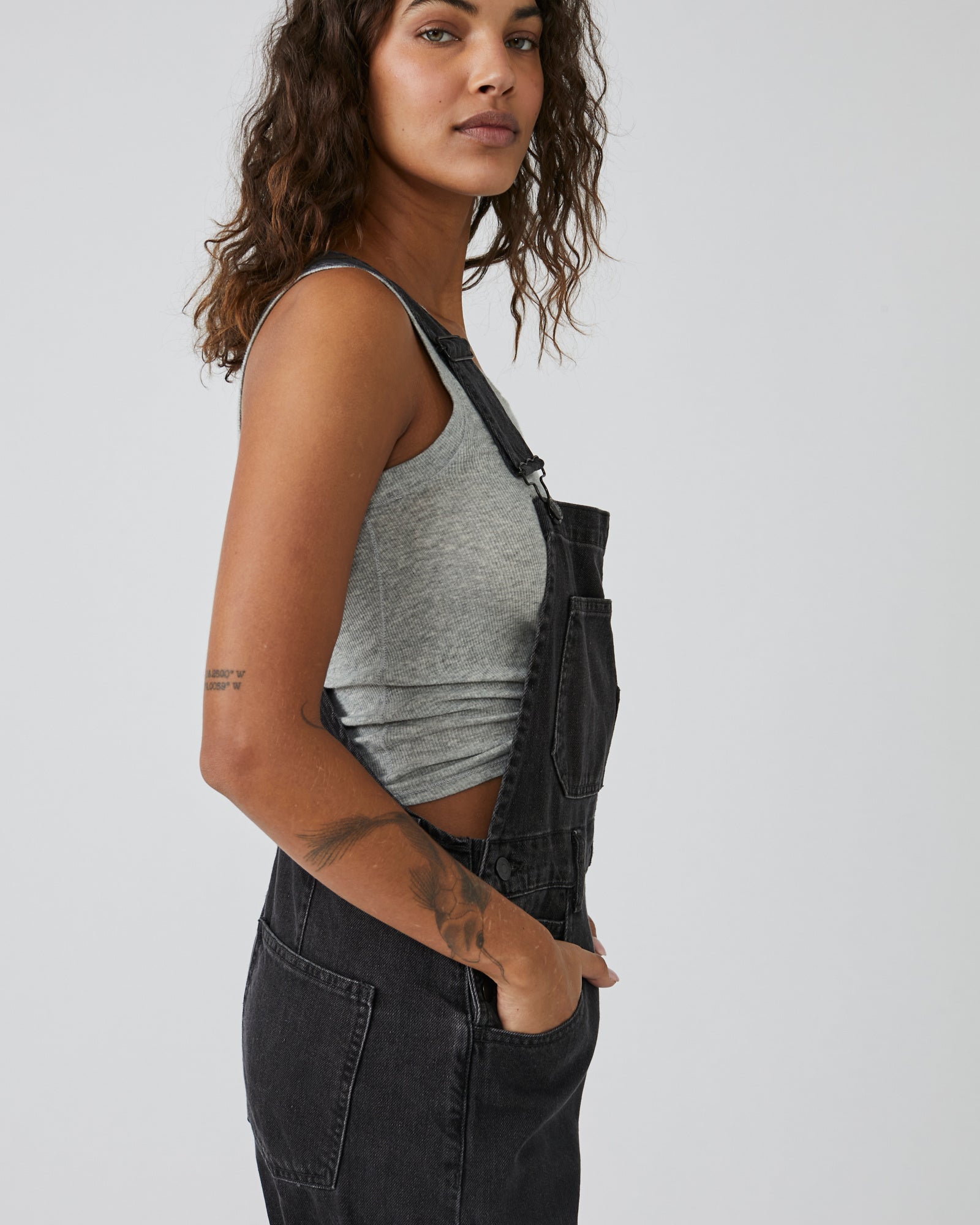 Free People Ziggy Shortalls – Denim shortalls with a relaxed fit, adjustable straps, and a distressed, vintage-inspired look for a casual, effortless style, Mineral Black
