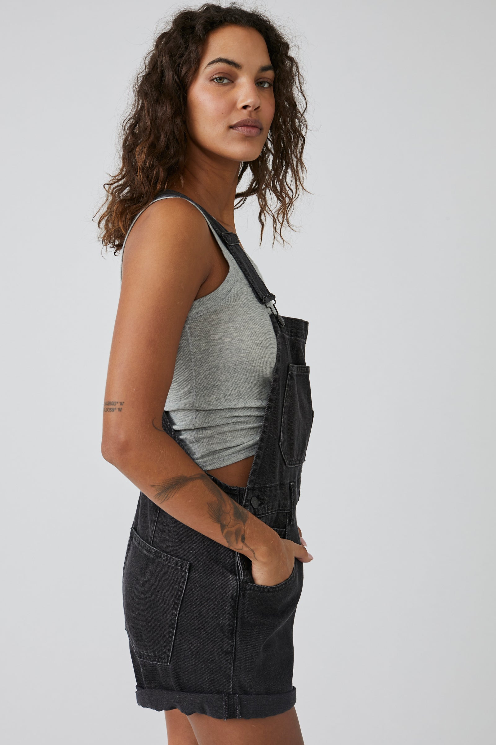 Free People Ziggy Shortalls – Denim shortalls with a relaxed fit, adjustable straps, and a distressed, vintage-inspired look for a casual, effortless style, Mineral Black