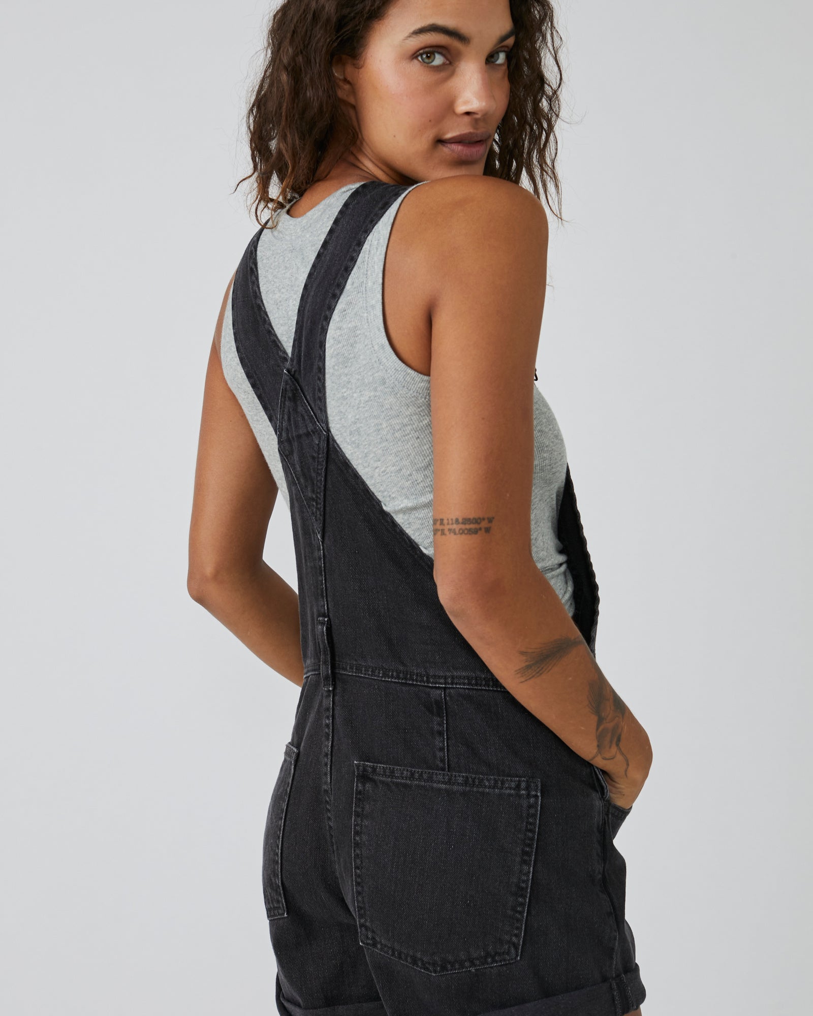 Free People Ziggy Shortalls – Denim shortalls with a relaxed fit, adjustable straps, and a distressed, vintage-inspired look for a casual, effortless style, Mineral Black