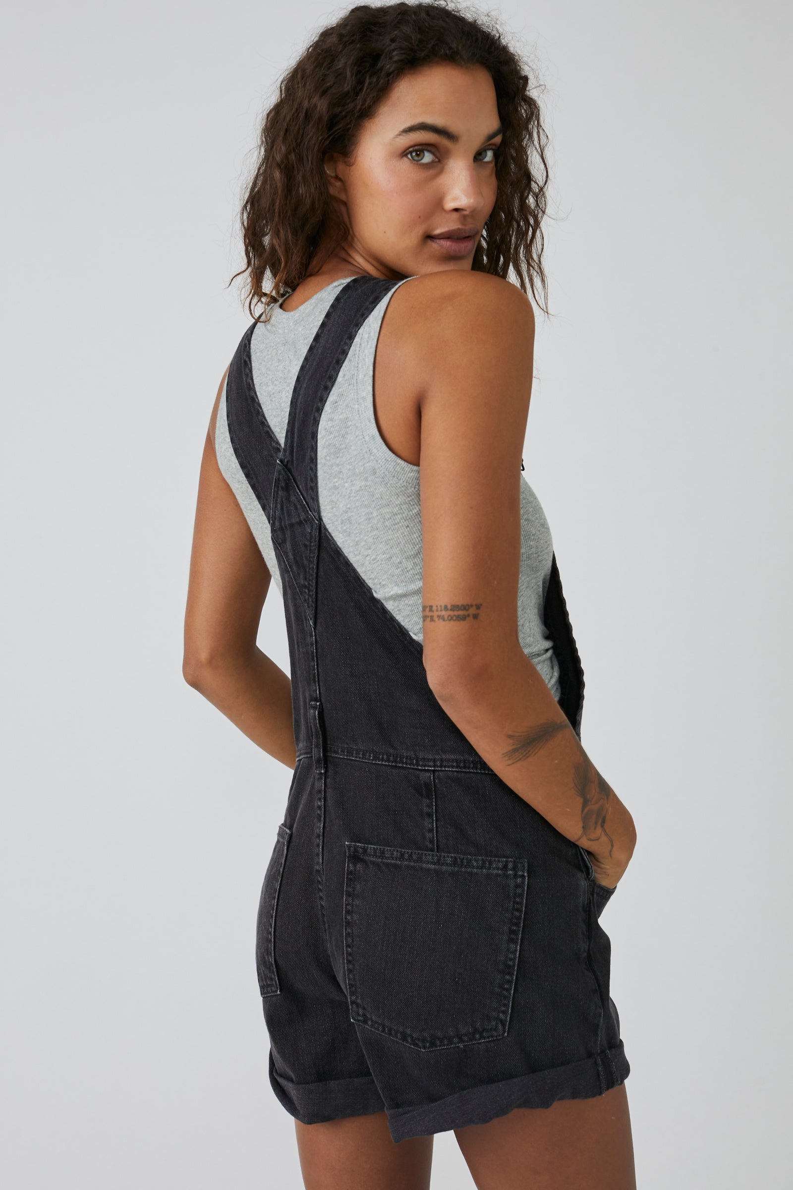 Free People Ziggy Shortalls – Denim shortalls with a relaxed fit, adjustable straps, and a distressed, vintage-inspired look for a casual, effortless style, Mineral Black