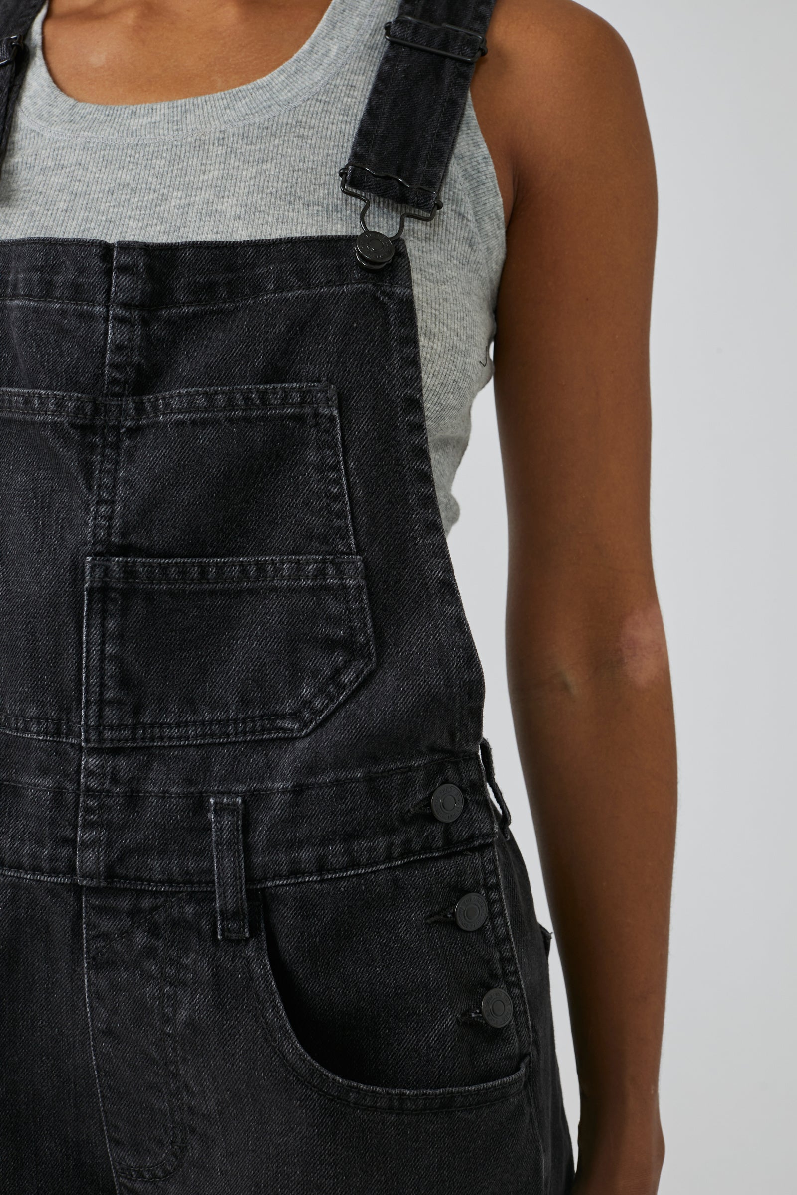 Free People Ziggy Shortalls – Denim shortalls with a relaxed fit, adjustable straps, and a distressed, vintage-inspired look for a casual, effortless style, Mineral Black