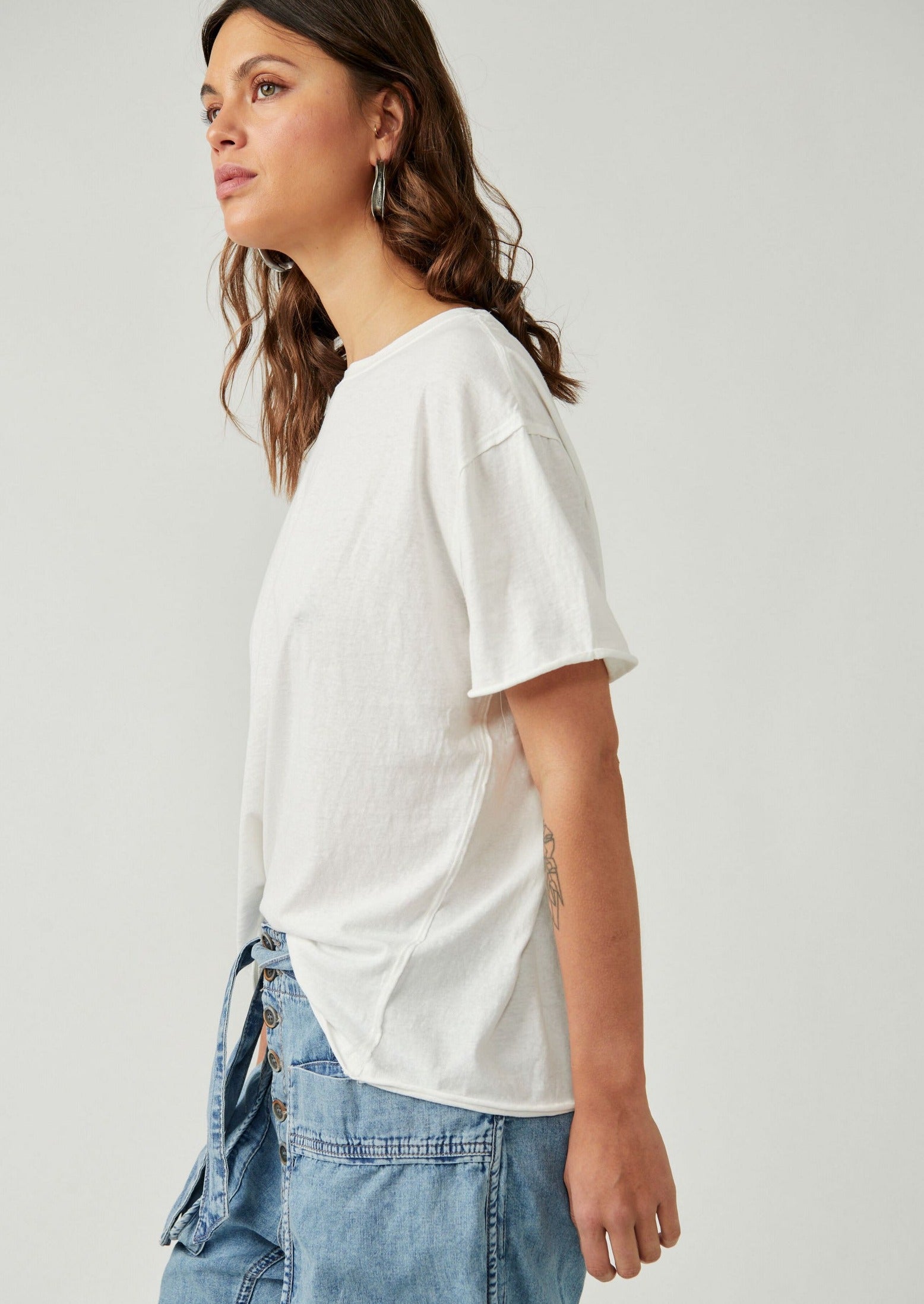 Free People The Nina Tee – A relaxed, classic-fit tee made from soft fabric, offering a comfortable and casual style, Ivory