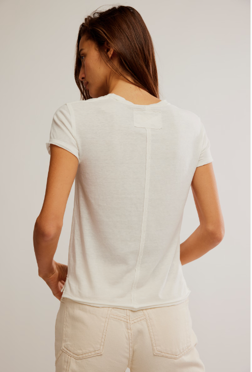 Free People Nova Graphic Tee featuring a bold, vintage-inspired graphic design on the front. This relaxed-fit, short-sleeve tee offers a comfortable, casual look with a slightly oversized silhouette, perfect for laid-back style, Surf Como