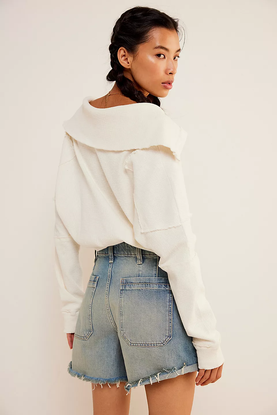 We The Free Palmer Shorts made from soft denim with a relaxed, easy fit. These shorts feature an elastic waistband with a drawstring, offering a comfortable and casual look, perfect for warmer days or relaxed outings, La La Land