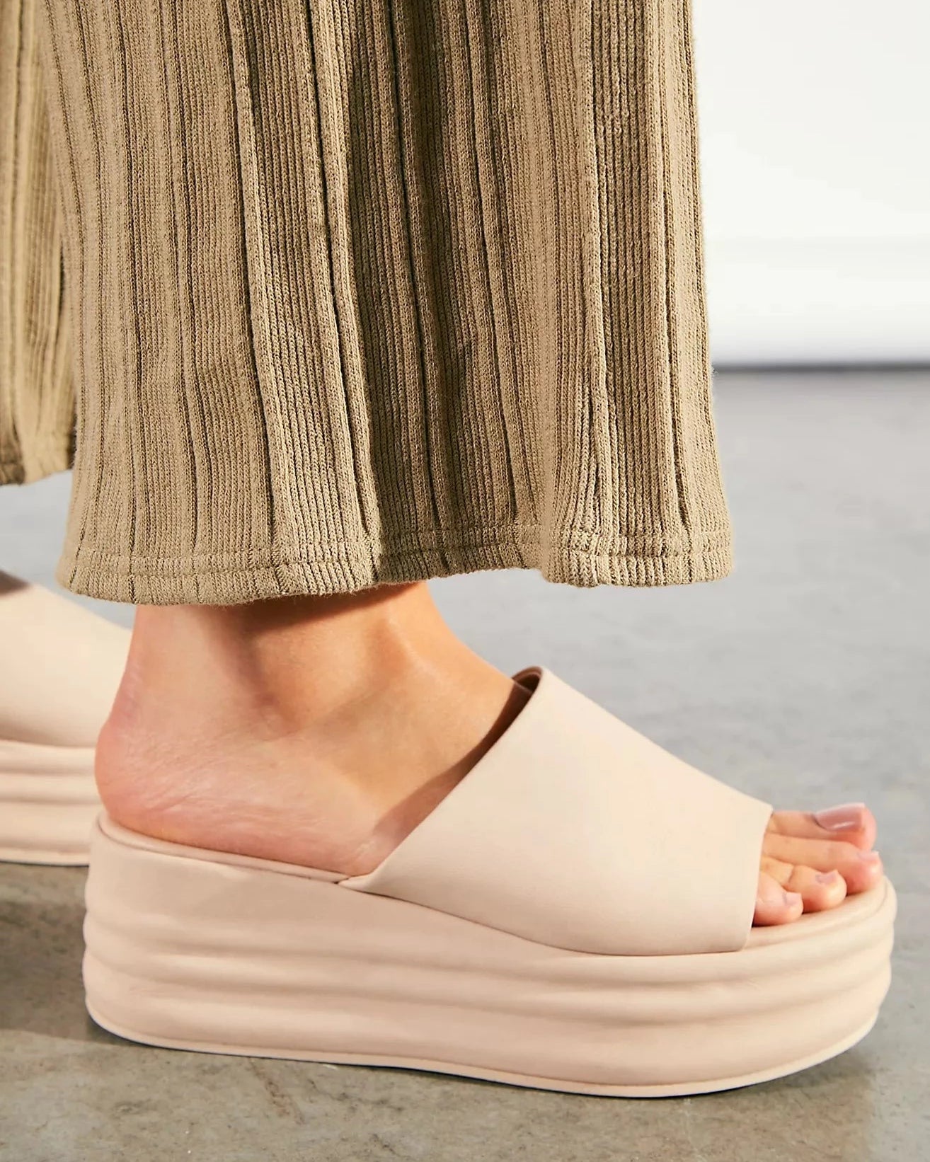 Free People Harbor Flatform Sandal – A stylish sandal with a flatform design, featuring a chunky sole and a simple, slip-on style, Cloud Pink