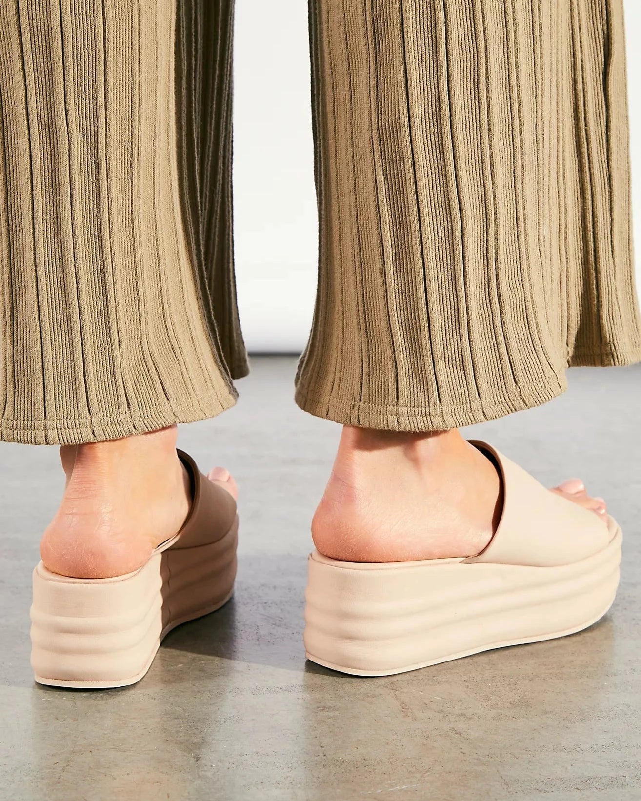 Free People Harbor Flatform Sandal – A stylish sandal with a flatform design, featuring a chunky sole and a simple, slip-on style, Cloud Pink