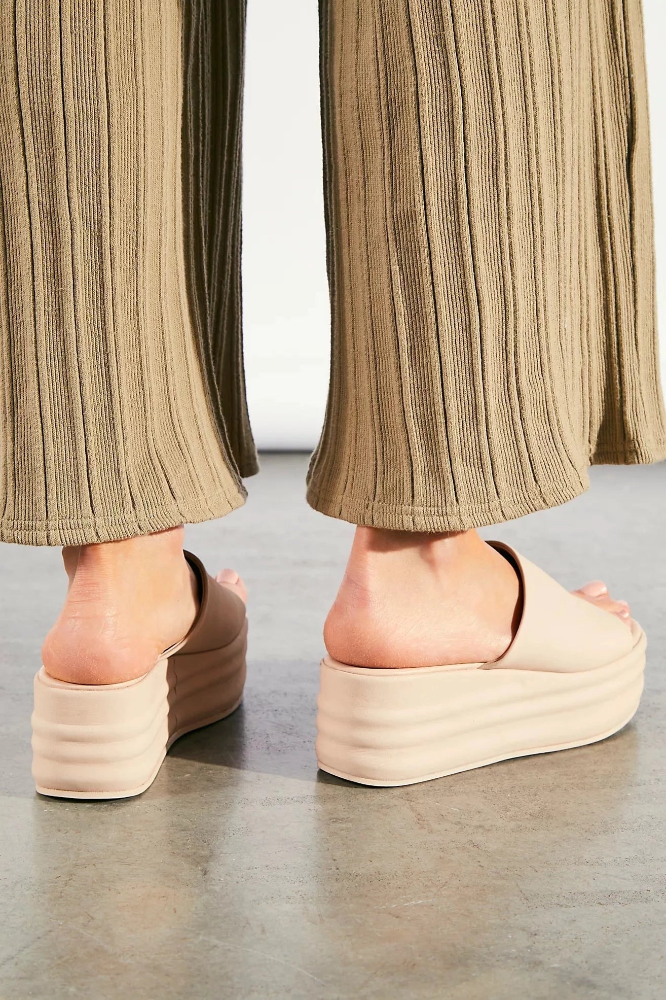 Free People Harbor Flatform Sandal – A stylish sandal with a flatform design, featuring a chunky sole and a simple, slip-on style, Cloud Pink