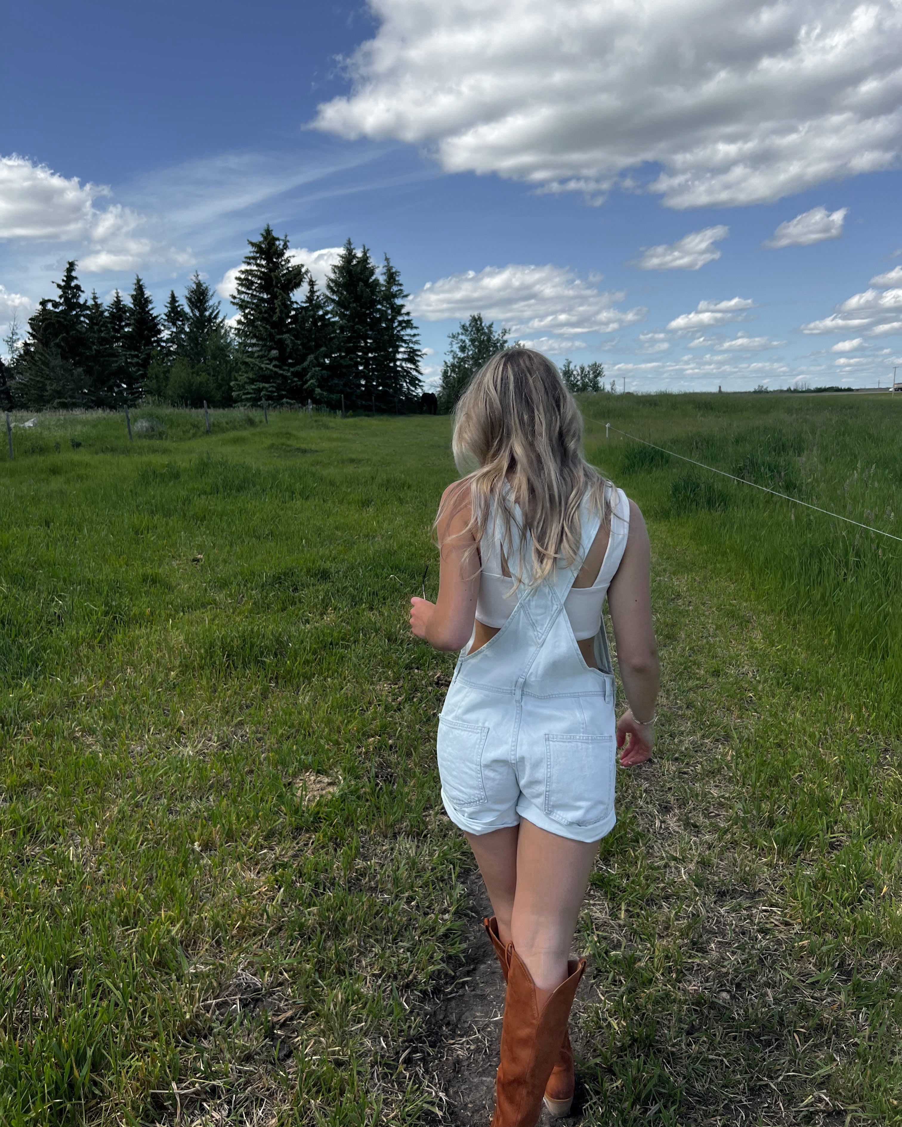 Free People Ziggy Shortalls – Denim shortalls with a relaxed fit, adjustable straps, and a distressed, vintage-inspired look for a casual, effortless style, Bleach Bloom