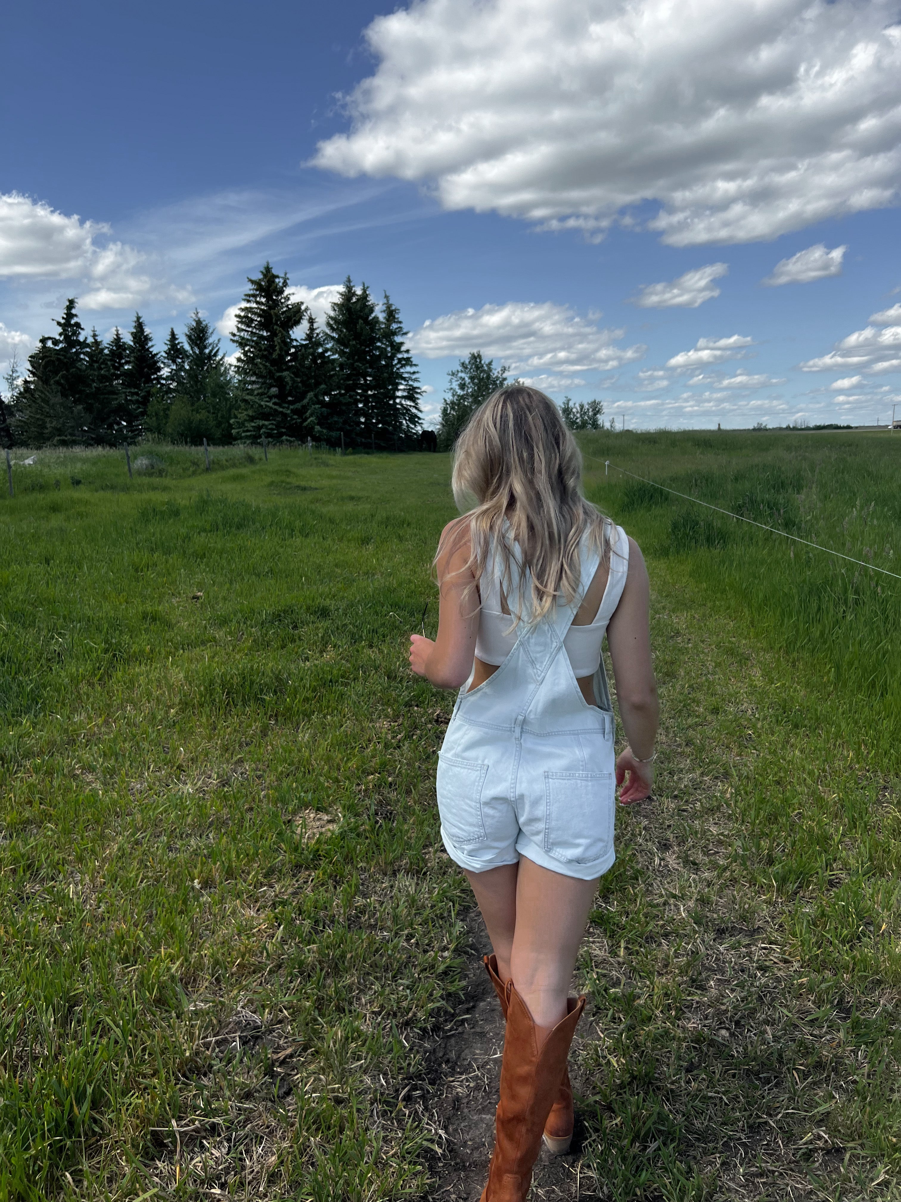 Free People Ziggy Shortalls – Denim shortalls with a relaxed fit, adjustable straps, and a distressed, vintage-inspired look for a casual, effortless style, Bleach Bloom