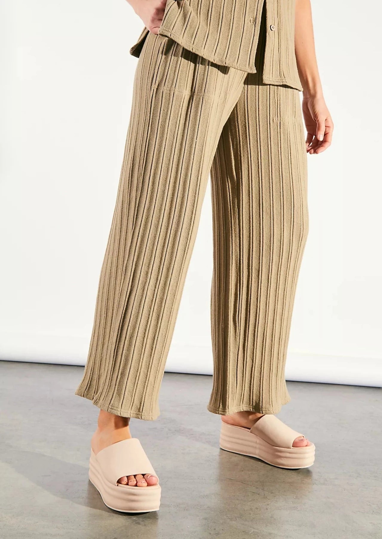 Free People Harbor Flatform Sandal – A stylish sandal with a flatform design, featuring a chunky sole and a simple, slip-on style, Cloud Pink